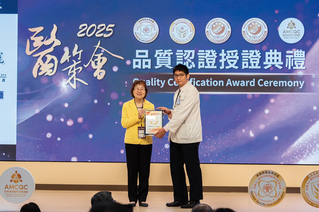 6新陳代謝科李明睿醫師代表領取糖尿病疾病照護品質認證